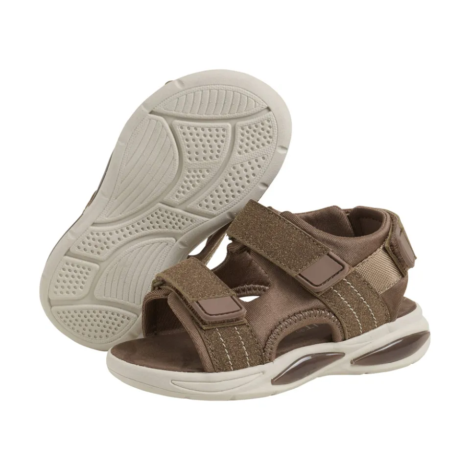 En Fant Sandalen 