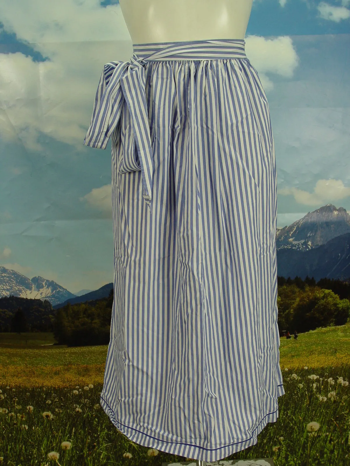 lange Dirndlschürze  wundervolle bezaubernde  Dirndl-Schürze  TS1075