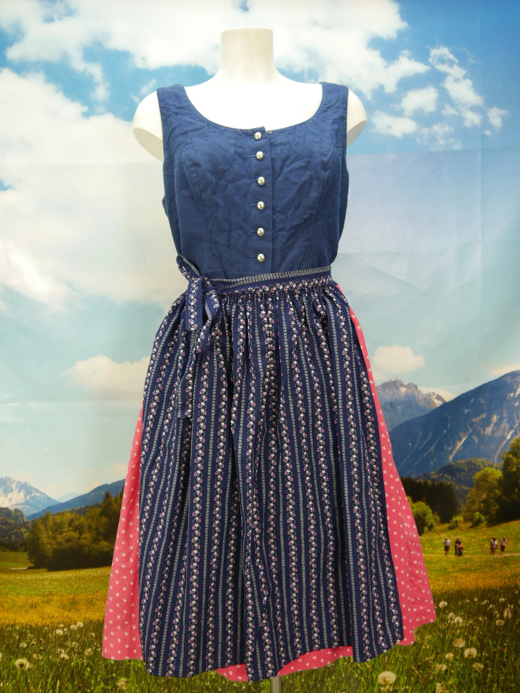 Monica Schwarz Modesalon Wien Handgenäht fesches Dirndl mit Schürze Gr.48